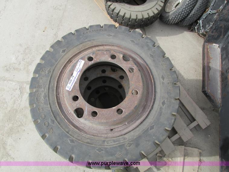 image for item AY9694 (4) forklift tires