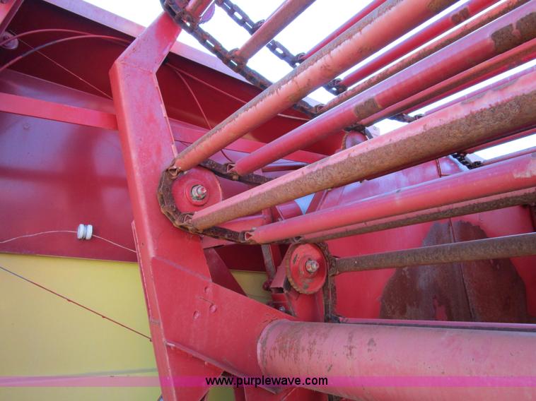 image for item D2295 1989 New Holland 853 round baler