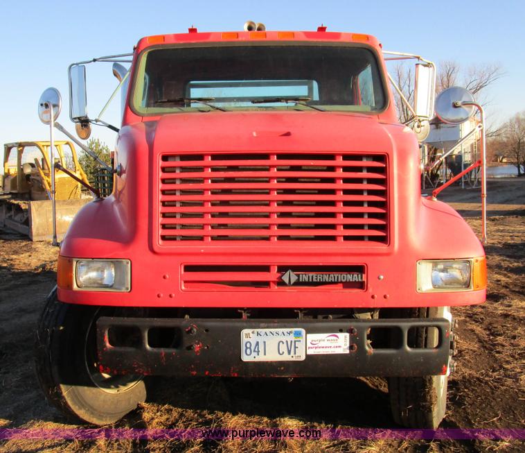 image for item D2296 1996 International 8100 flatbed truck