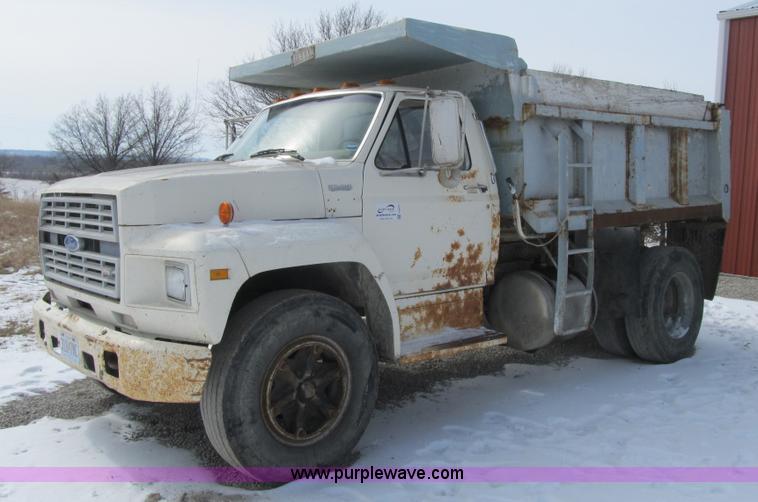 image for item F8973 1985 Ford F700 dump truck