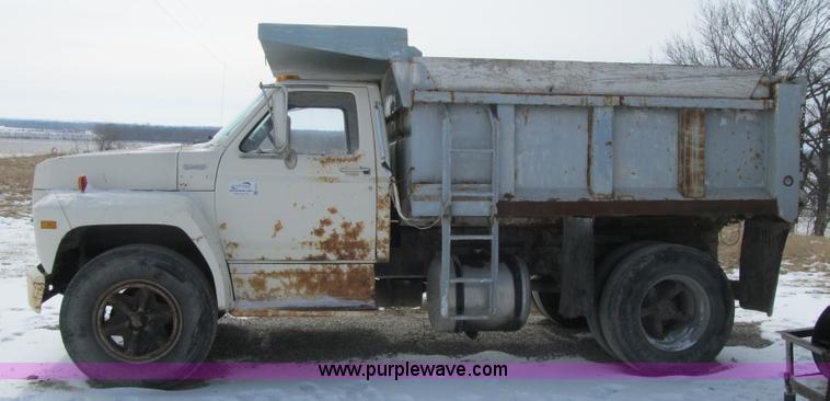 image for item F8973 1985 Ford F700 dump truck