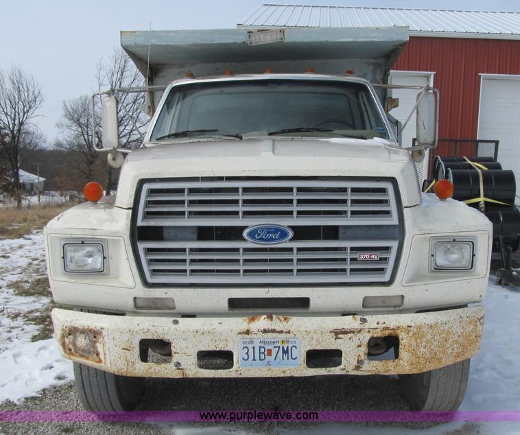 image for item F8973 1985 Ford F700 dump truck