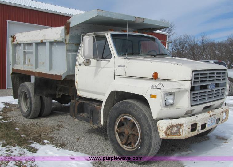 image for item F8973 1985 Ford F700 dump truck