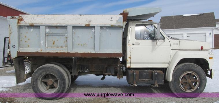 image for item F8973 1985 Ford F700 dump truck