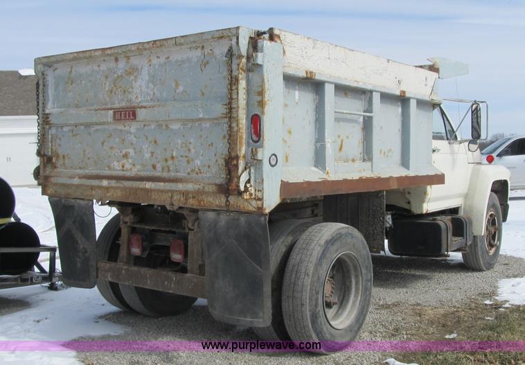 image for item F8973 1985 Ford F700 dump truck