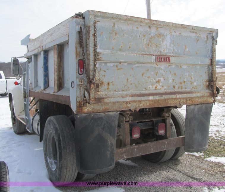 image for item F8973 1985 Ford F700 dump truck