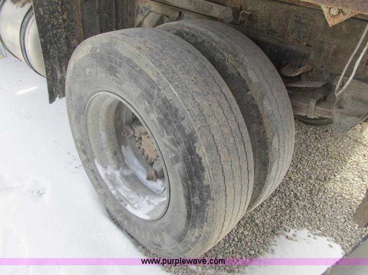 image for item F8973 1985 Ford F700 dump truck