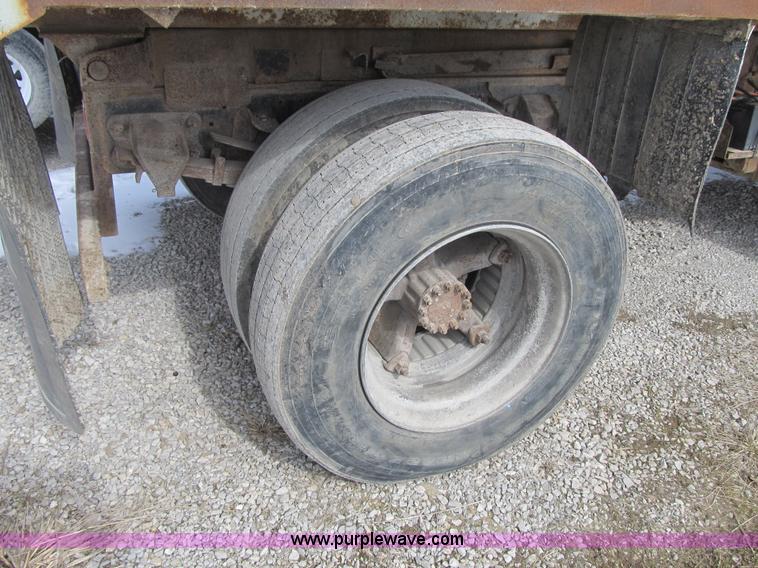 image for item F8973 1985 Ford F700 dump truck
