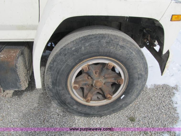 image for item F8973 1985 Ford F700 dump truck