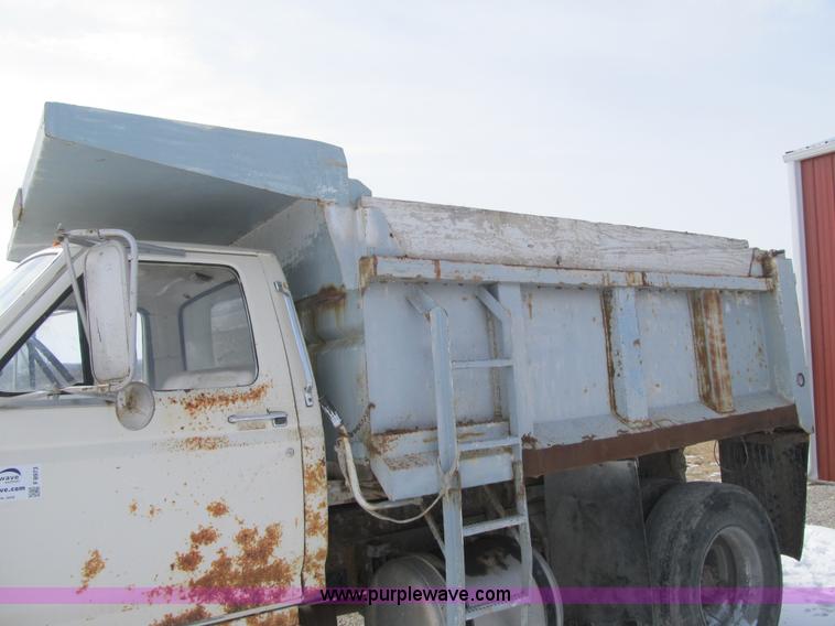 image for item F8973 1985 Ford F700 dump truck