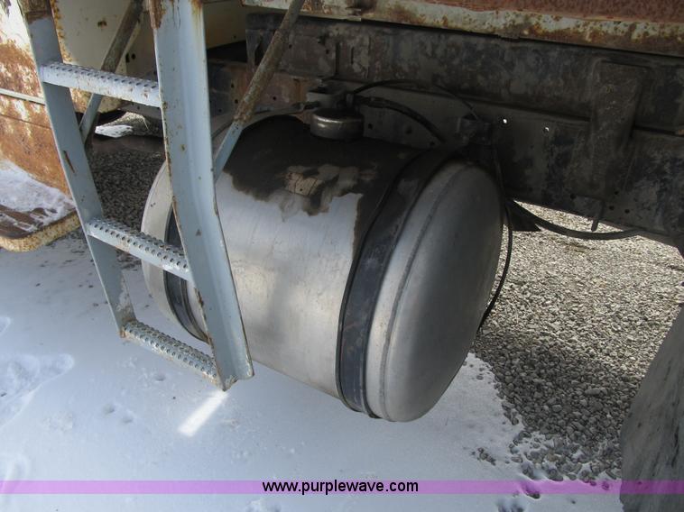 image for item F8973 1985 Ford F700 dump truck