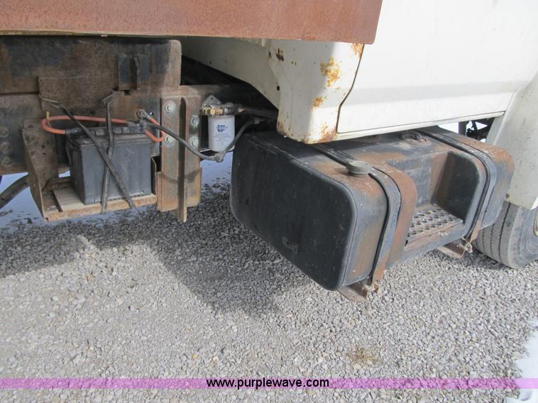 image for item F8973 1985 Ford F700 dump truck
