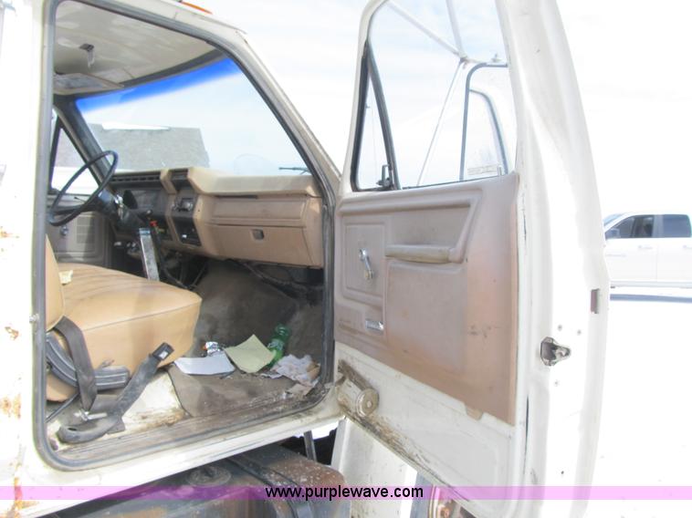 image for item F8973 1985 Ford F700 dump truck