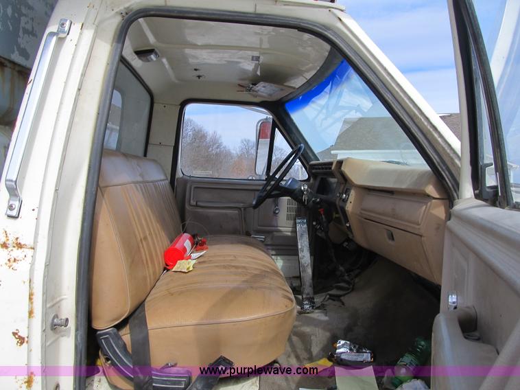 image for item F8973 1985 Ford F700 dump truck