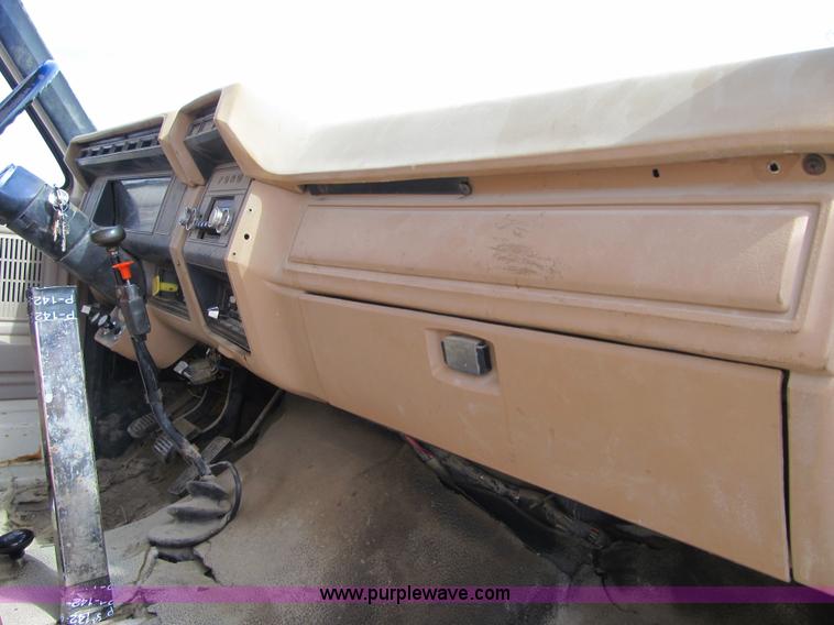 image for item F8973 1985 Ford F700 dump truck