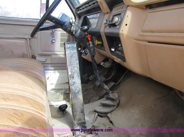 image for item F8973 1985 Ford F700 dump truck