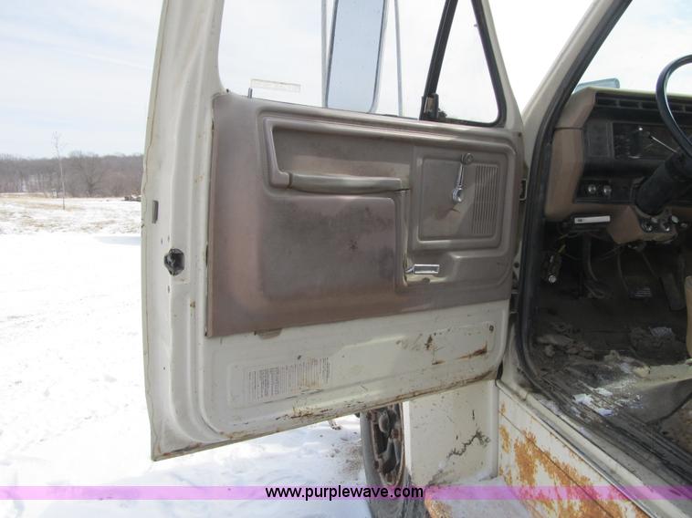 image for item F8973 1985 Ford F700 dump truck