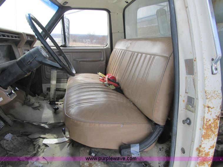 image for item F8973 1985 Ford F700 dump truck