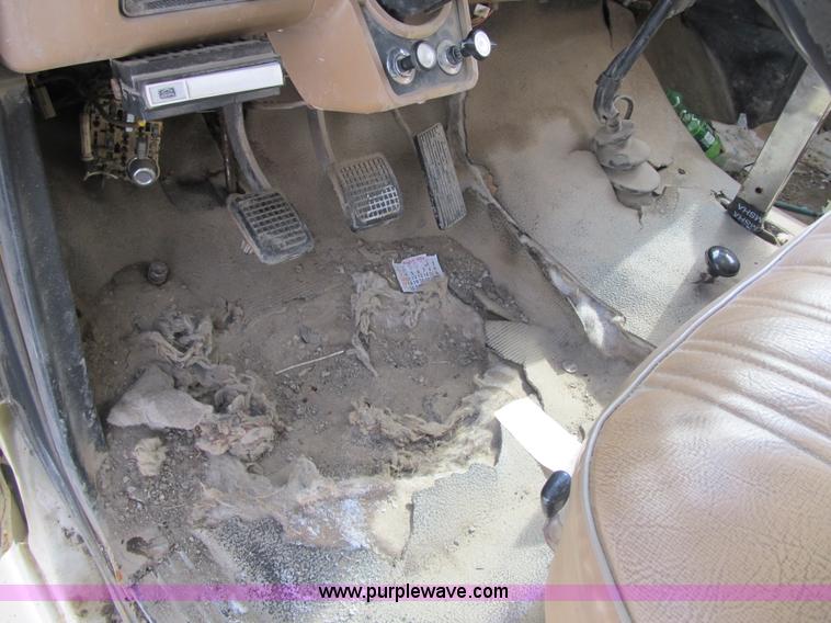 image for item F8973 1985 Ford F700 dump truck