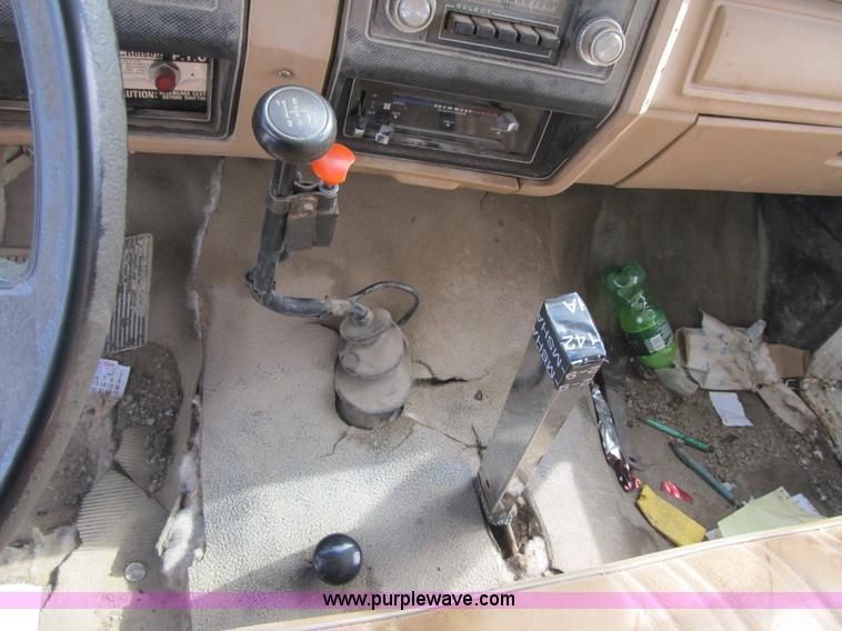 image for item F8973 1985 Ford F700 dump truck