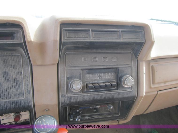 image for item F8973 1985 Ford F700 dump truck