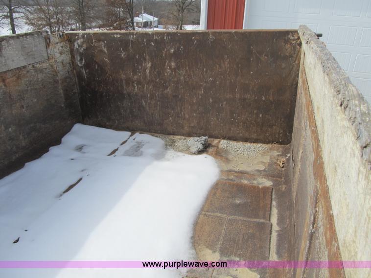 image for item F8973 1985 Ford F700 dump truck