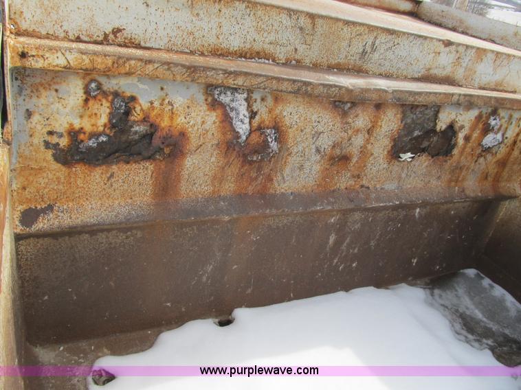 image for item F8973 1985 Ford F700 dump truck