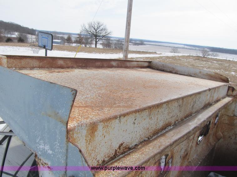 image for item F8973 1985 Ford F700 dump truck