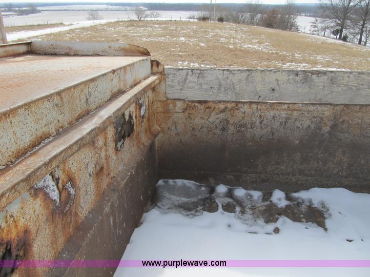 image for item F8973 1985 Ford F700 dump truck