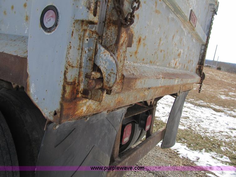 image for item F8973 1985 Ford F700 dump truck