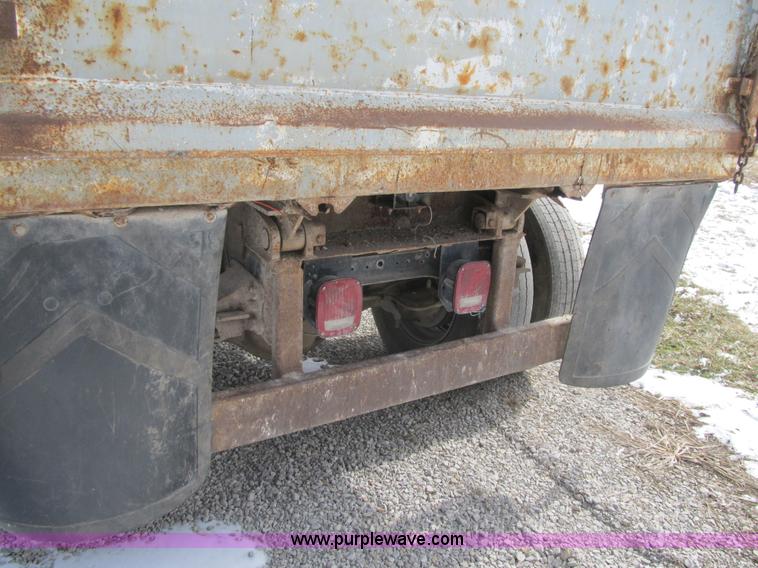 image for item F8973 1985 Ford F700 dump truck