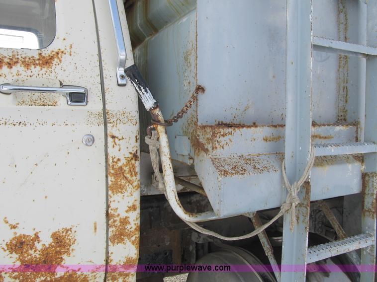 image for item F8973 1985 Ford F700 dump truck