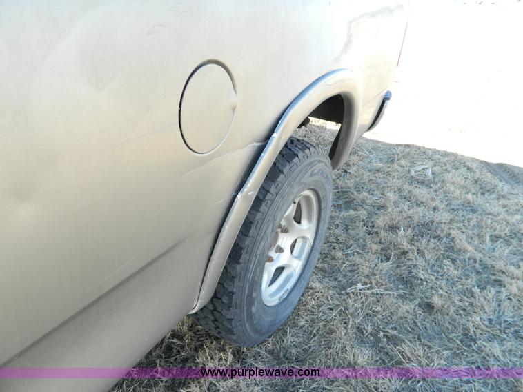 image for item H2260 2002 Ford F150 SuperCab pickup truck