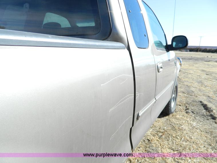 image for item H2260 2002 Ford F150 SuperCab pickup truck