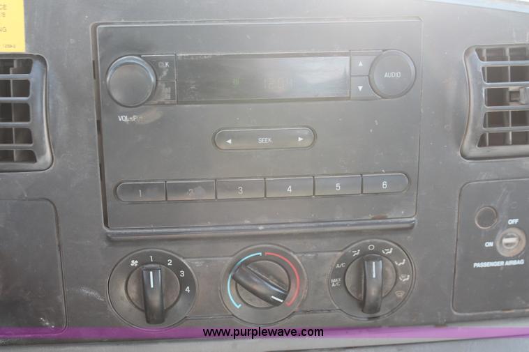 image for item H5932 2007 Ford F350 Super Duty XL cab and chassis