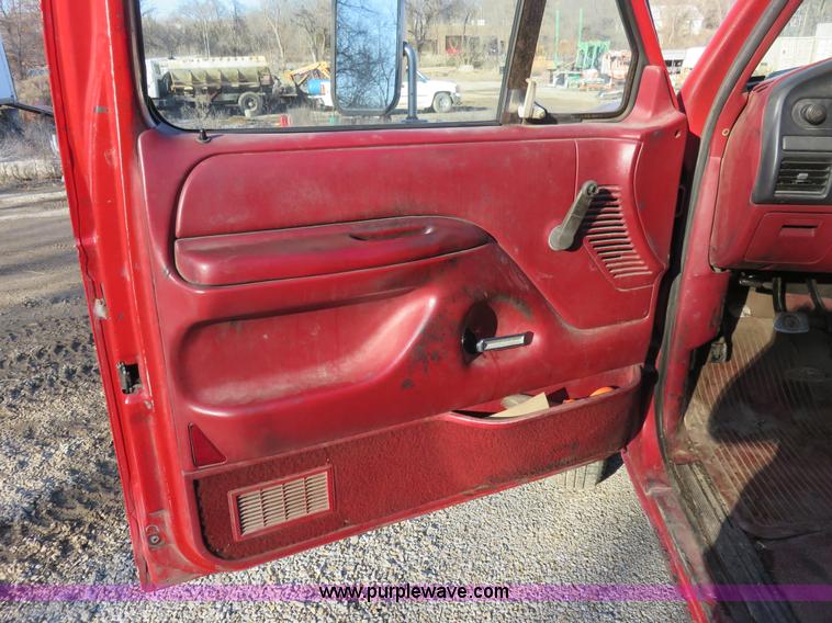 image for item I2432 1993 Ford F350 XL flatbed truck