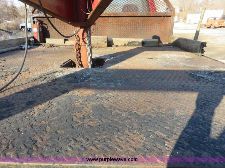 image for item I2432 1993 Ford F350 XL flatbed truck