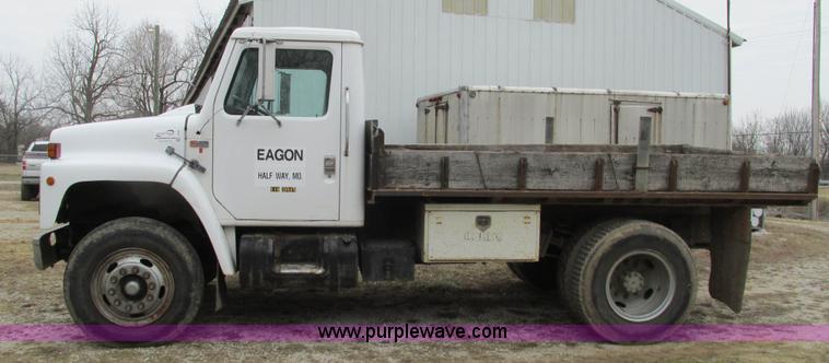 image for item I3098 1984 International S1700 flatbed truck