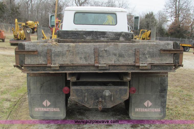 image for item I3098 1984 International S1700 flatbed truck