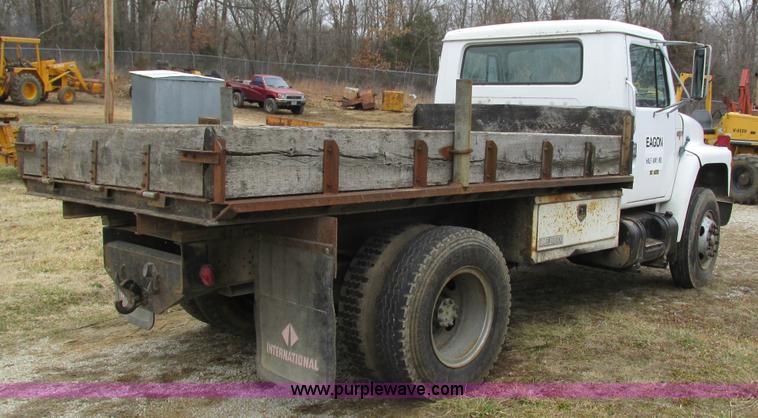 image for item I3098 1984 International S1700 flatbed truck