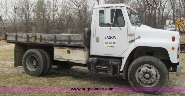 image for item I3098 1984 International S1700 flatbed truck