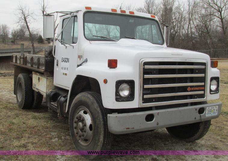 image for item I3098 1984 International S1700 flatbed truck