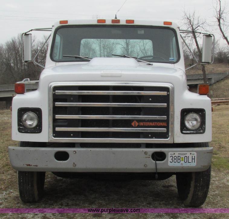 image for item I3098 1984 International S1700 flatbed truck