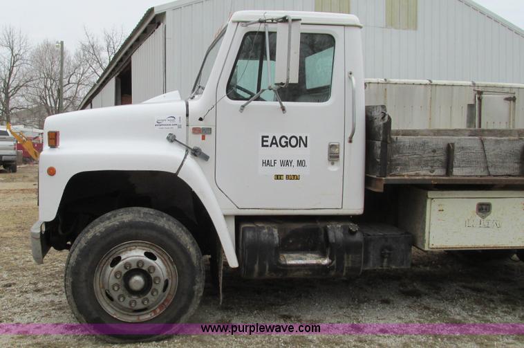image for item I3098 1984 International S1700 flatbed truck