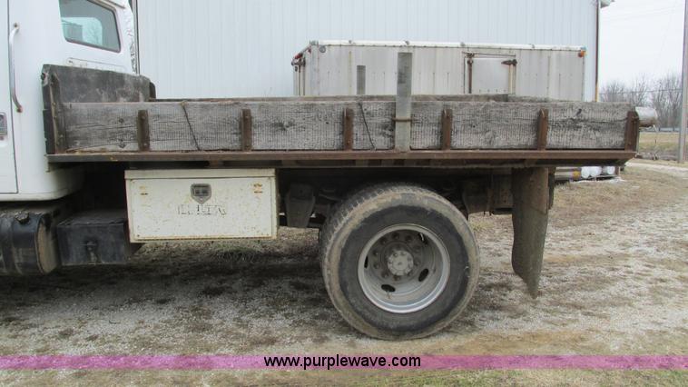 image for item I3098 1984 International S1700 flatbed truck