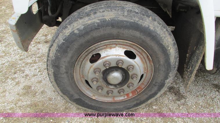 image for item I3098 1984 International S1700 flatbed truck