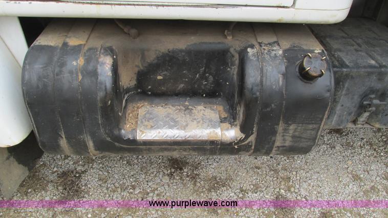 image for item I3098 1984 International S1700 flatbed truck