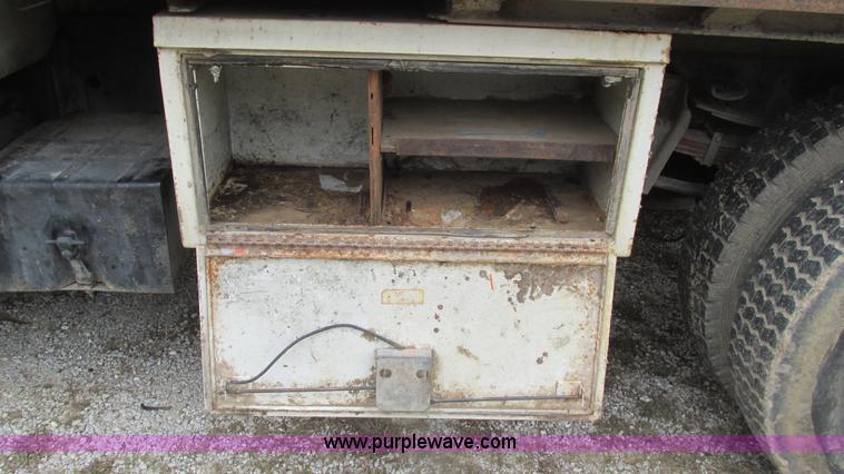 image for item I3098 1984 International S1700 flatbed truck