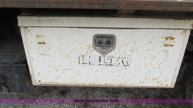 image for item I3098 1984 International S1700 flatbed truck