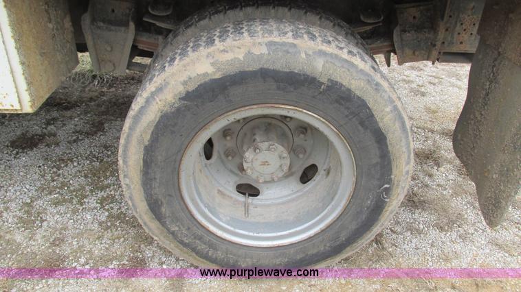 image for item I3098 1984 International S1700 flatbed truck